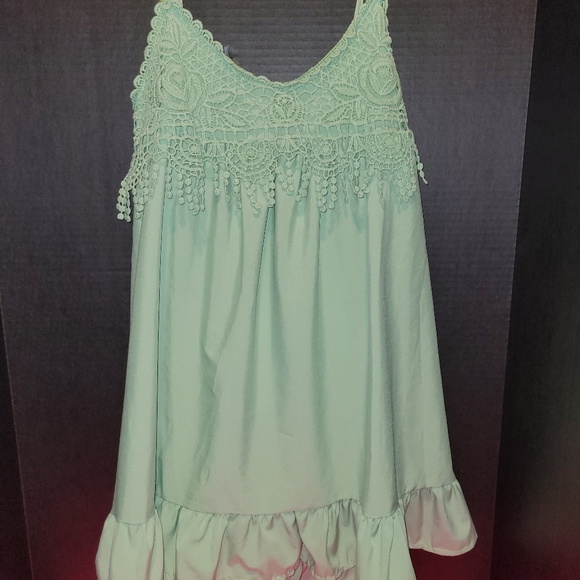 Green tanktop - Picture 1 of 2